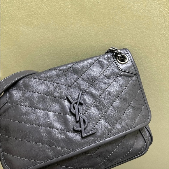 Saint Laurent Nikki Medium Gray Quilted Leather Bag - Picture 2 of 10